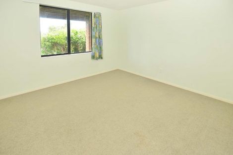 Photo of property in 2/81 Knights Road, Rothesay Bay, Auckland, 0630