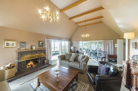 Photo of property in 38 Titirangi Drive, Fitzherbert, Palmerston North, 4471