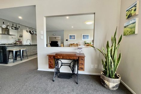 Photo of property in 17 Bay Lair Grove, Island Bay, Wellington, 6023