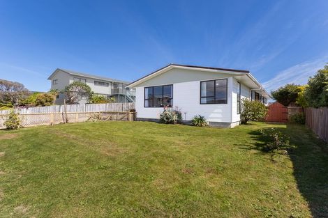 Photo of property in 11 Atua Street, Waikanae Beach, Waikanae, 5036