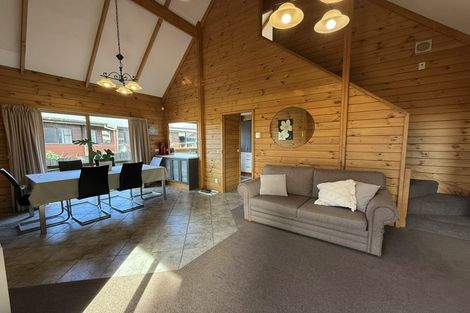 Photo of property in 4 Hadley Wood Drive, Wattle Downs, Auckland, 2103