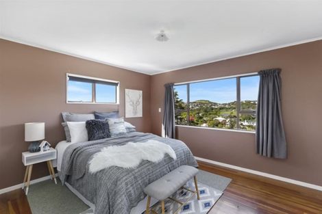 Photo of property in 6a Stella Grove, Newlands, Wellington, 6037