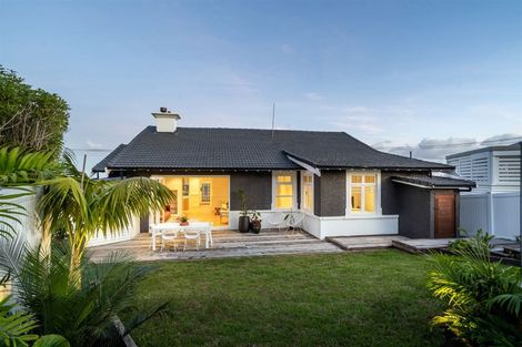 Photo of property in 16 Hinemoa Terrace, Birkenhead, Auckland, 0626
