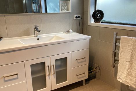 Photo of property in 16 Quincey Place, Massey, Auckland, 0614