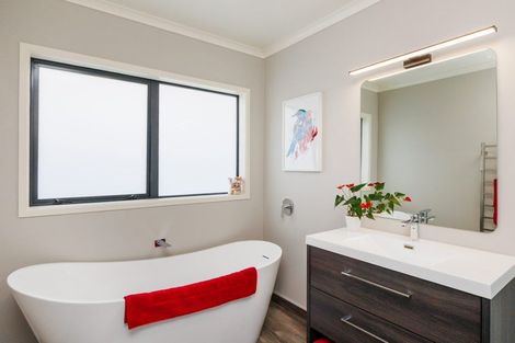 Photo of property in 38 Johnstone Drive, Fitzherbert, Palmerston North, 4410