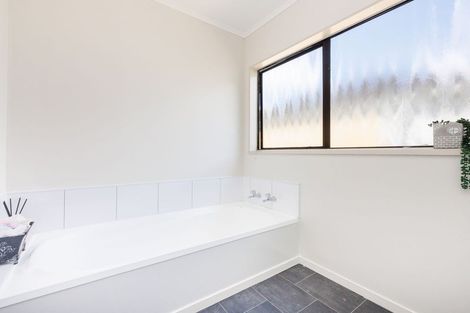 Photo of property in 4 Ngarimu Street, Roslyn, Palmerston North, 4414