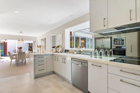 Photo of property in 15 Pickwick Parade, Mellons Bay, Auckland, 2014