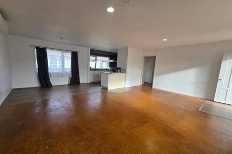 Photo of property in 52 Kelwyn Road, Kelston, Auckland, 0602