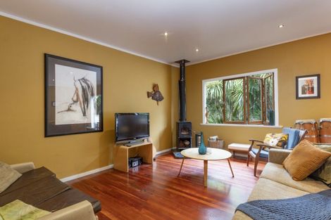 Photo of property in 33 Glenesk Road, Piha, New Lynn, 0772