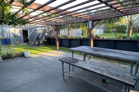 Photo of property in 30 Eastglen Road, Glen Eden, Auckland, 0602