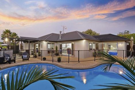 Photo of property in 18 St Clair Place, Browns Bay, Auckland, 0630