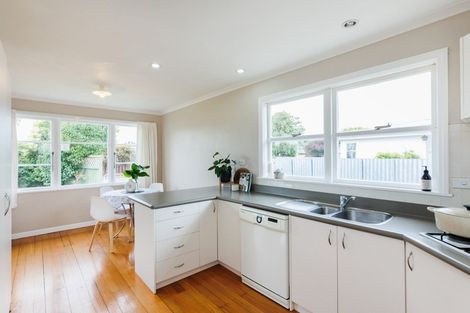 Photo of property in 10 Chester Crescent, West End, Palmerston North, 4410
