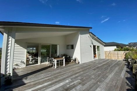 Photo of property in 138 Arran Point Parade, Orewa, 0931