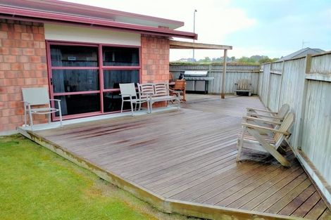 Photo of property in 52 Geneva Terrace, Kelvin Grove, Palmerston North, 4414