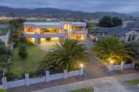Photo of property in 47 Quadrant Heights, Paraparaumu, 5032