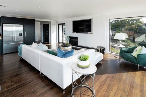 Photo of property in 35 Montgomery Crescent, Cockle Bay, Auckland, 2014