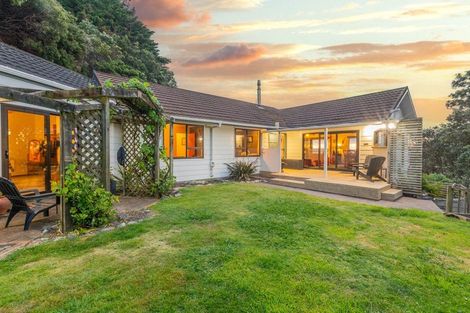 Photo of property in 104 Airlie Road, Plimmerton, Porirua, 5026
