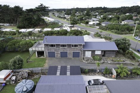 Photo of property in 129 Park Avenue, Waitarere Beach, Levin, 5510