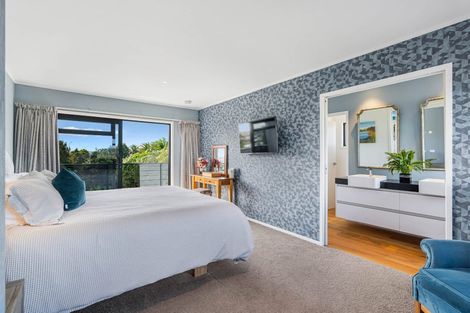 Photo of property in 143 Whangaparaoa Road, Red Beach, 0932