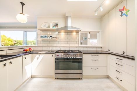 Photo of property in 30 Korokoro Road, Korokoro, Lower Hutt, 5012