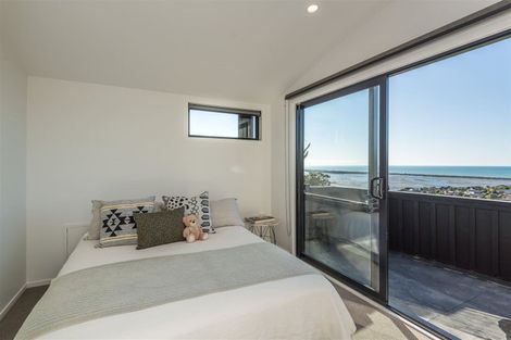 Photo of property in 2/182 Mount Pleasant, Mount Pleasant, Christchurch, 8081