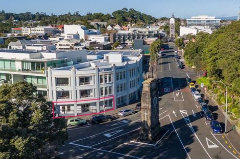 Photo of property in 1 Queen Street, New Plymouth, 4310