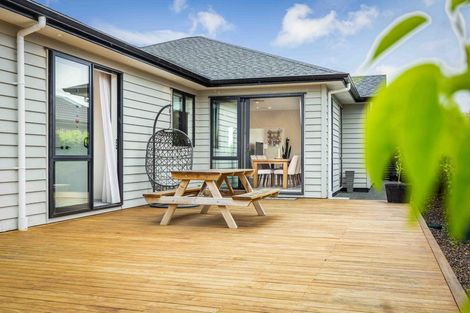 Photo of property in 16 Sir Lincoln Drive, Kumeu, 0810