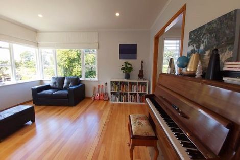 Photo of property in 35 Queen Mary Avenue, New Lynn, Auckland, 0600