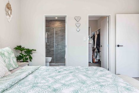 Photo of property in 16 Sir Lincoln Drive, Kumeu, 0810