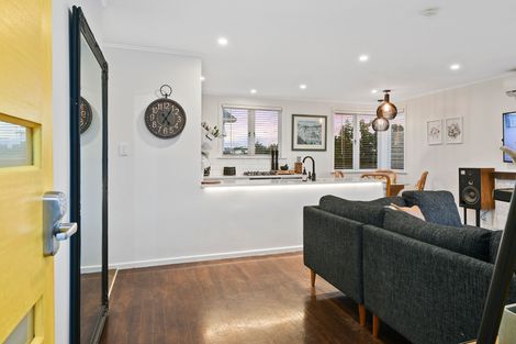 Photo of property in 10 Cobham Crescent, Kelston, Auckland, 0602