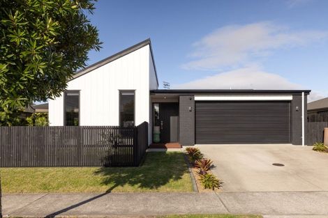 Photo of property in 28 Harding Drive, Papamoa Beach, Papamoa, 3118