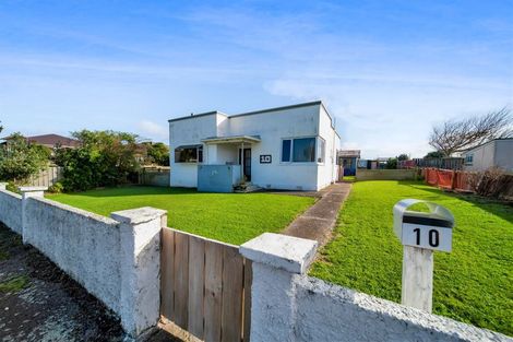 Photo of property in 10 Oxford Street, Patea, 4520