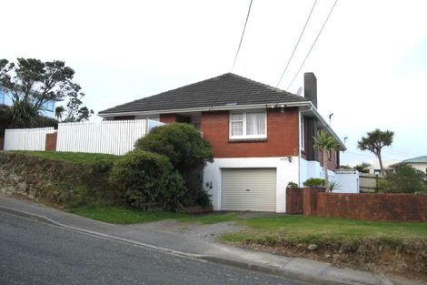 Photo of property in 2 Ruskin Road, Newlands, Wellington, 6037