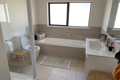 Photo of property in 3 Fred White Drive, Kumeu, 0810