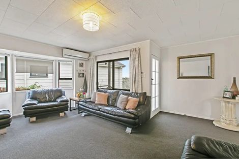 Photo of property in 2/1 Landsdale Place, Massey, Auckland, 0614