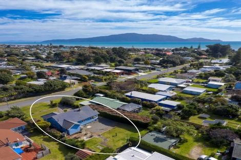 Photo of property in 35 Rangihiroa Street, Waikanae Beach, Waikanae, 5036
