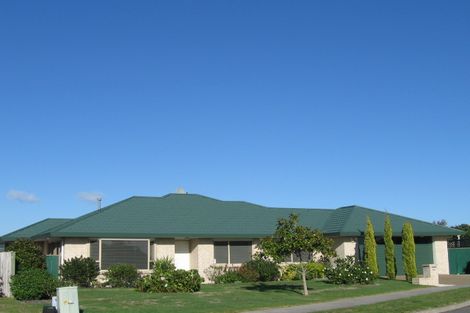 Photo of property in 25 Crown Hill, Paraparaumu, 5032