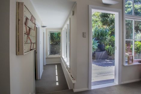 Photo of property in 152 Breaker Bay Road, Breaker Bay, Wellington, 6022