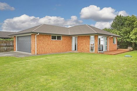 Photo of property in 8 Breaker Grove, Waiuku, 2123