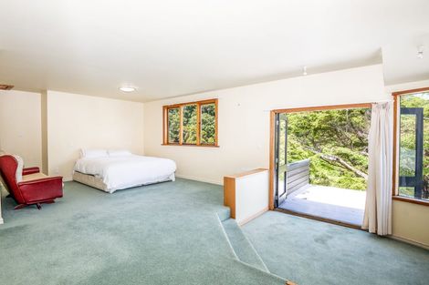 Photo of property in 5 Whiorau Grove, Lowry Bay, Lower Hutt, 5013