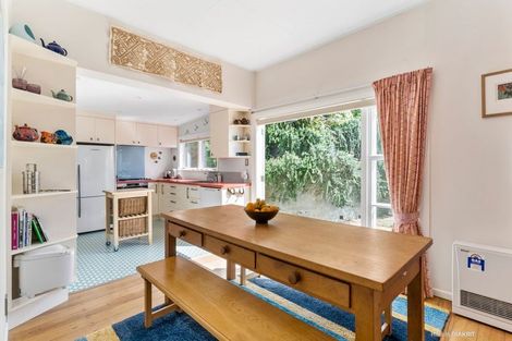 Photo of property in 124 Queens Drive, Lyall Bay, Wellington, 6022