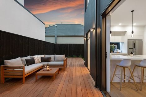 Photo of property in 21 Aikmans Road, Merivale, Christchurch, 8014