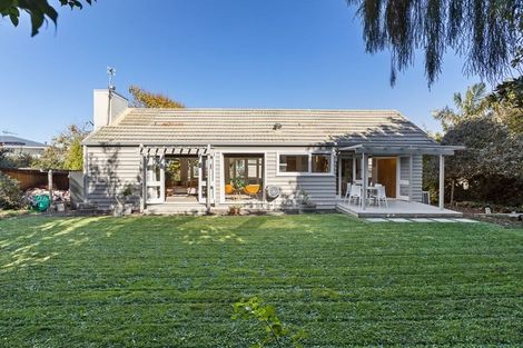 Photo of property in 17 Lydia Avenue, Northcote, Auckland, 0627