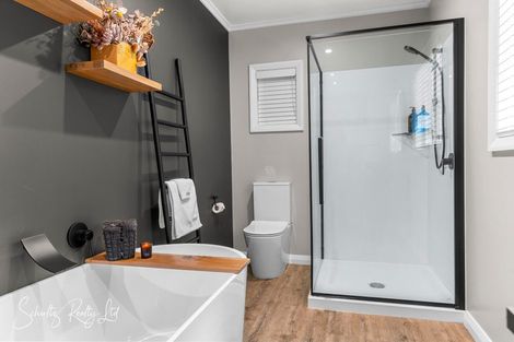 Photo of property in 16 Whaka Street, Maungaturoto, 0520