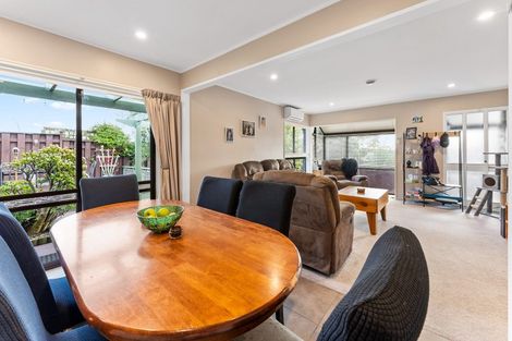 Photo of property in 2/41 Highland Drive, Highland Park, Auckland, 2010