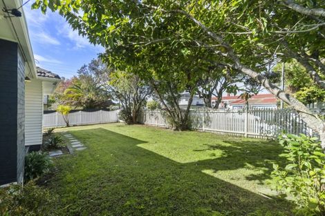 Photo of property in 6 Grainger Road, Te Atatu South, Auckland, 0610