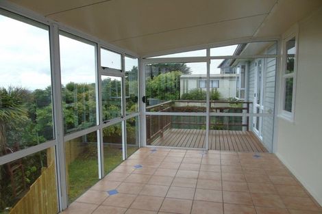 Photo of property in 38 Brooker Grove, Newlands, Wellington, 6037