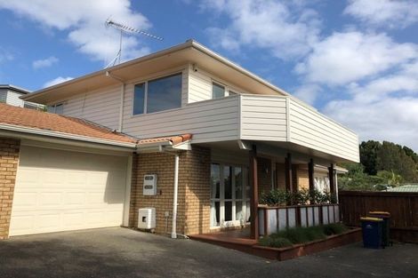 Photo of property in 8a Margaret Henry Crescent, Oteha, Auckland, 0632