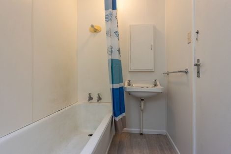 Photo of property in Victoria Court, 11/4 Queen Street, Mount Victoria, Wellington, 6011