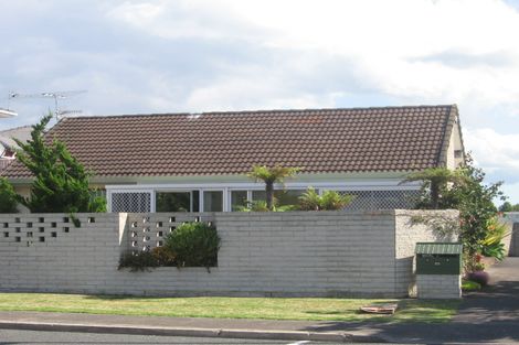 Photo of property in 1/25 Akoranga Drive, Northcote, Auckland, 0627
